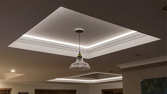 Eine abgehangene Decke mit LED-Streifen als Beleuchtung